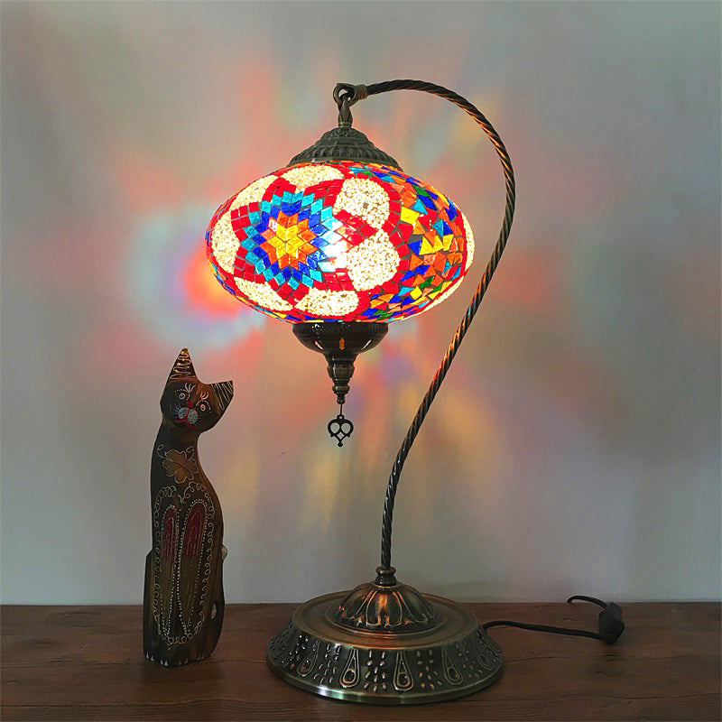 Decoratieve langwerpige nachtlicht met een enkele kop gekleurd kunstglazen tafellamp met gebogen arm in geel/blauw/groen