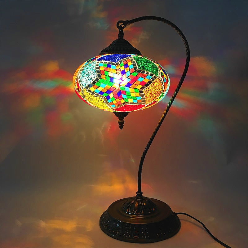 Lámpara decorativa de mesa de vidrio manchado de una cabeza de noche oblonga con brazo curvado en amarillo/azul/verde