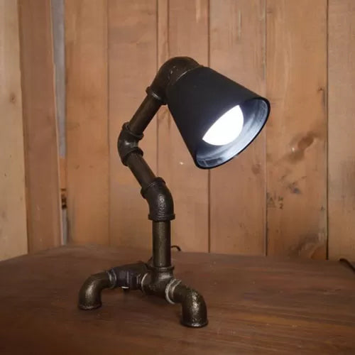 Schwarzkegel Schatten Tischlampe Industrialstil Metallic 1 Light Café Tischbeleuchtung mit Rohr