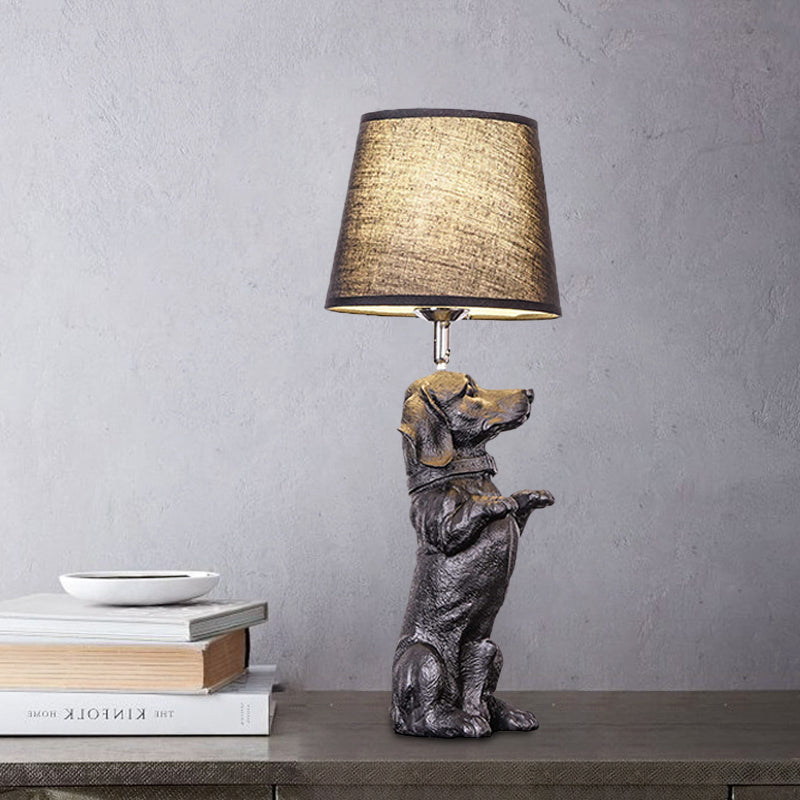 Mesa nocturna para perros sentada/de pie Luz creativa de resina 1 cabeza iluminación de mesa negra con sombra de tela de barril para dormitorio