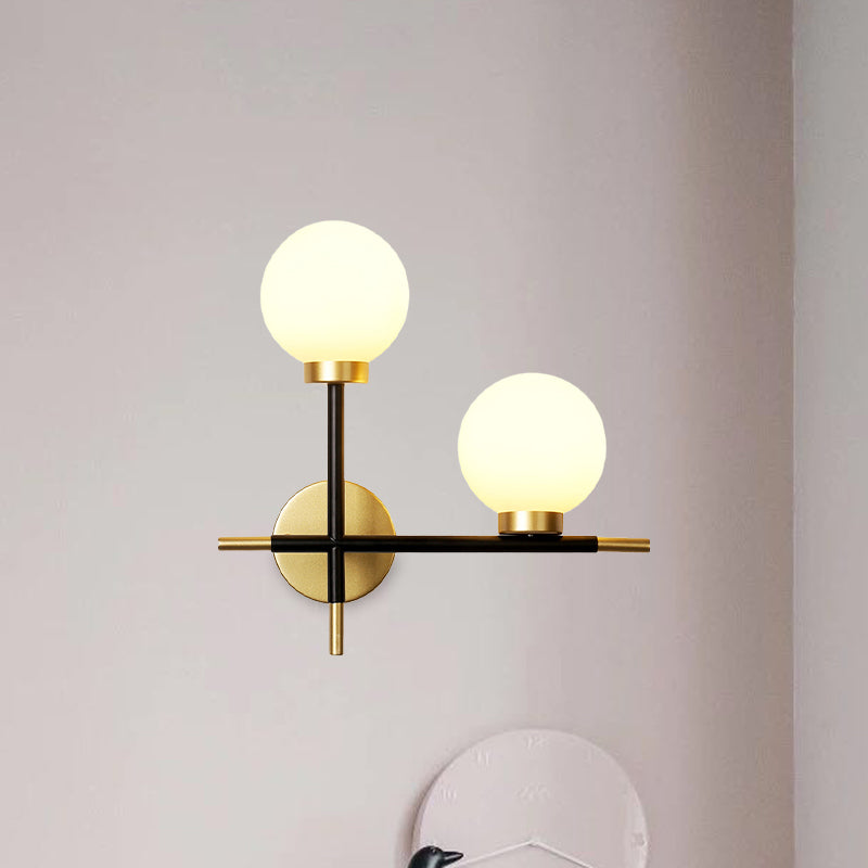 2-Bulb Milky Glass Sconce Lightture Modern Black Double Globe Salon Lampe murale avec conception de croix