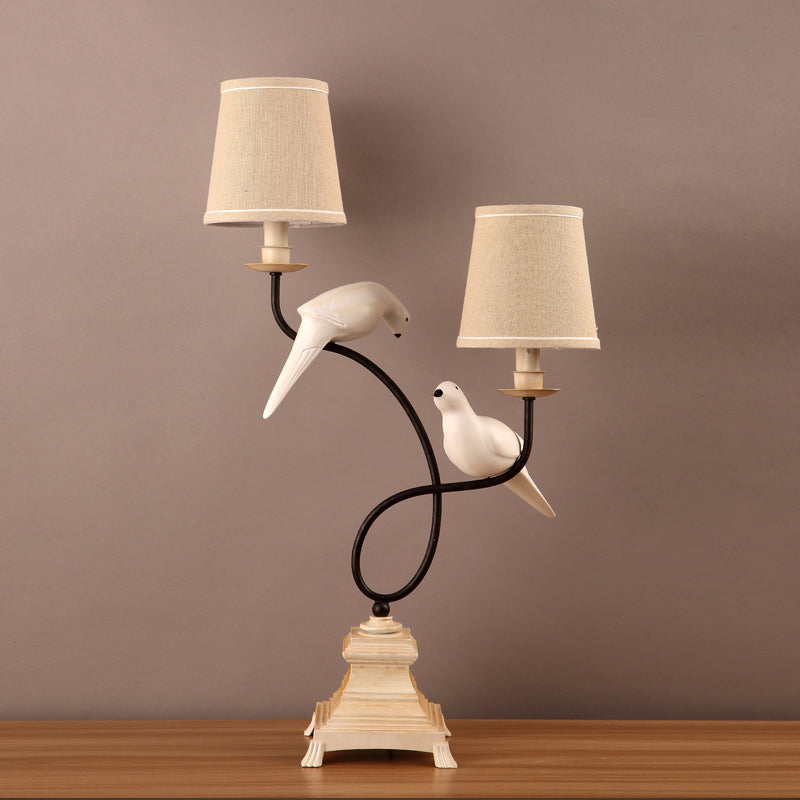 Stoff Barrel Schatten Tisch Licht moderne 2 Lampenlampen Leinwandlampe mit Tauben -Deco